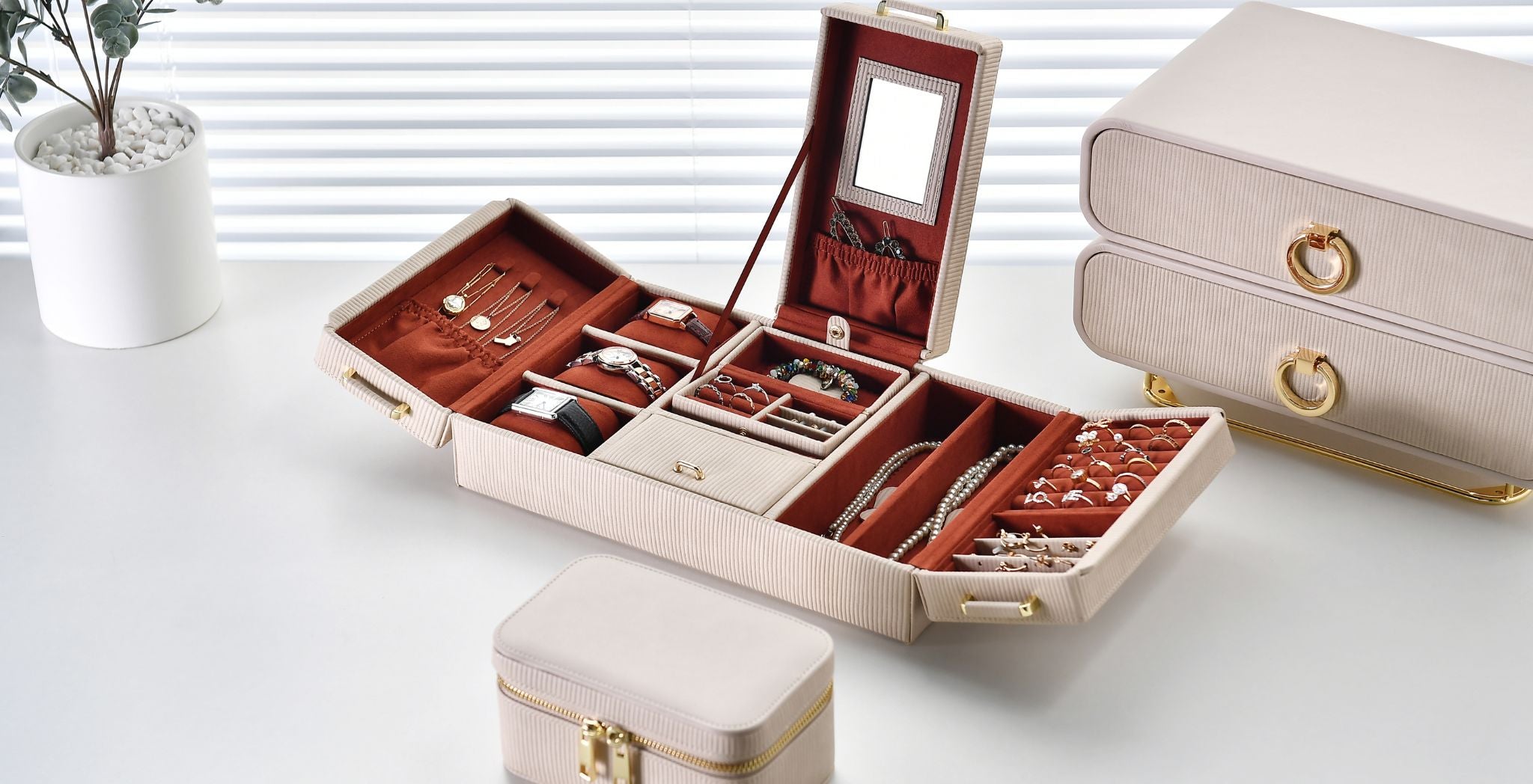 How to Choose the Perfect Travel Jewelry Box for Your Adventures